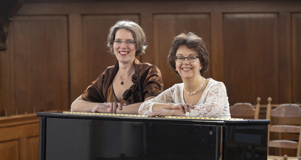 Gelske en Yolande bij de piano