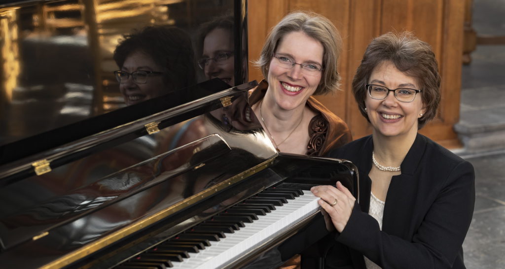 Gelske en Yolande met weerspeigeling in de piano